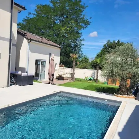 Holiday home Maison Independante Avec Piscine Saint-Medard-en-Jalles
