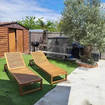 Maison Independante Avec Piscine Holiday home Saint-Medard-en-Jalles